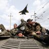 Ukrajina - Kramatorsk - obrněný transportér - vojáci - stíhačka
