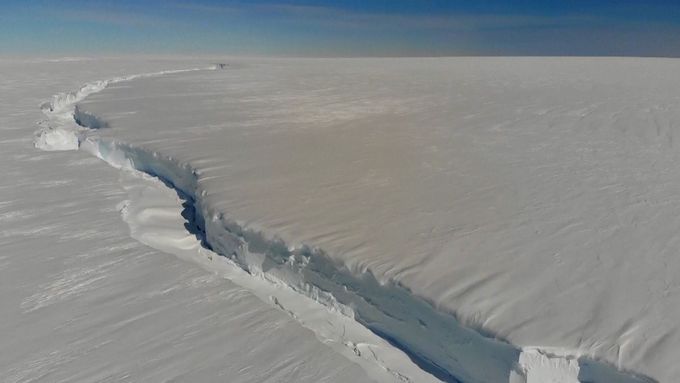 Od antarktického Bruntova ledovce se odlomila obří ledová kra o rozloze asi 1 550 kilometrů čtverečních.