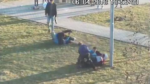 Partička mladých v parku brutálně napadla dva pracovníky ochranky