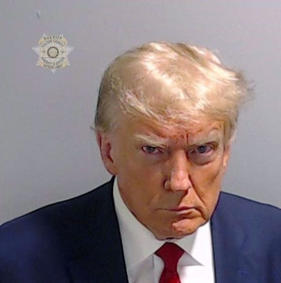 Bývalý americký prezident Donald Trump na policejním snímku ze srpna 2023 v obleku, jehož kusy nyní prodává.