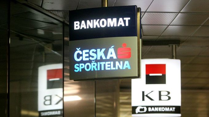 Česká spořitelna a Komerční banka vybraly na poplatcích nejvíce.