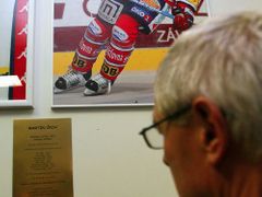Před vstupem na tribunu pardubických fanoušků byla odkryta památní deska zesnulého spoluhráče HC Moeller Pardubice - Martina Čecha.