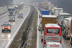 Dálnici D1 u Prahy uzavřela kolem poledne hromadná nehoda. Tři lidé jsou zraněni