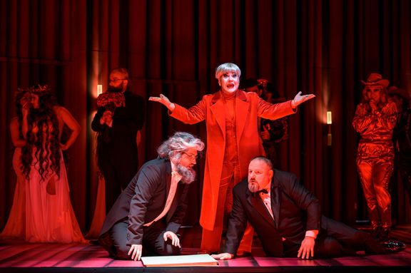 Yukiko Kinjo, Lenka Máčiková, Petr Dvořák, Pavol Kubáň, Dagmar Pecková, Jaroslav Březina a Ziyi Dai v operním představení Ariadna na Naxu v Národním divadle. Rok 2024.