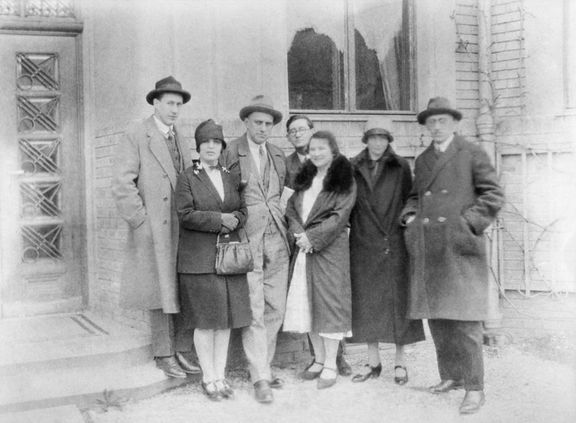 Na snímku z pobytu Vladimira Majakovského (třetí zleva) v Praze roku 1927 jsou s brýlemi Jiří Weil, Marie Majerová či básník Josef Hora.