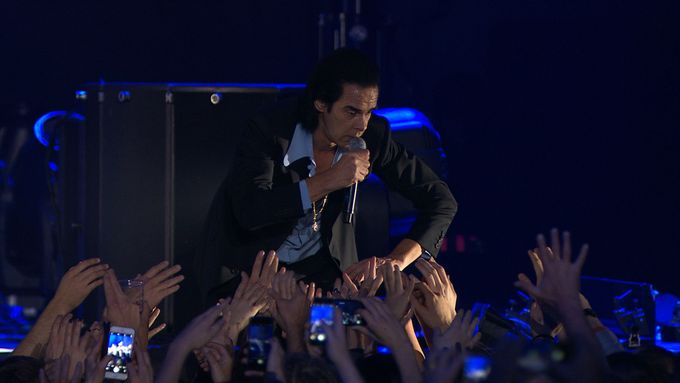 Nick Cave na dánském koncertě, kde se točil koncertní snímek Distant Sky.