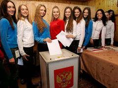 Finalistky Miss Rusko 2007 společně volily ve vesnici Morozovka.