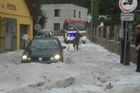 Bouřka se prohnala Českem: V Kladně padaly centimetrové kroupy, zatopené byly sklepy i silnice