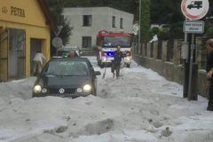 Bouřka se prohnala Českem: V Kladně padaly centimetrové kroupy, zatopené byly sklepy i silnice