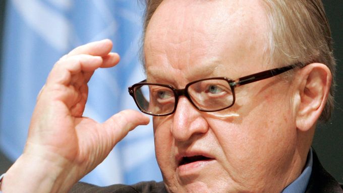 United Nations envoy Martti Ahtisaari adjusts his glasses during a news conference in Vienna's historic Hofburg Palace March 10, 2007. Serbia called on the United Nations on Saturday to reject a Western-backed proposal for the independence of Kosovo as Serbs and Albanians ended a year of talks on the fate of the breakaway province. REUTERS/Herwig Prammer (AUSTRIA)