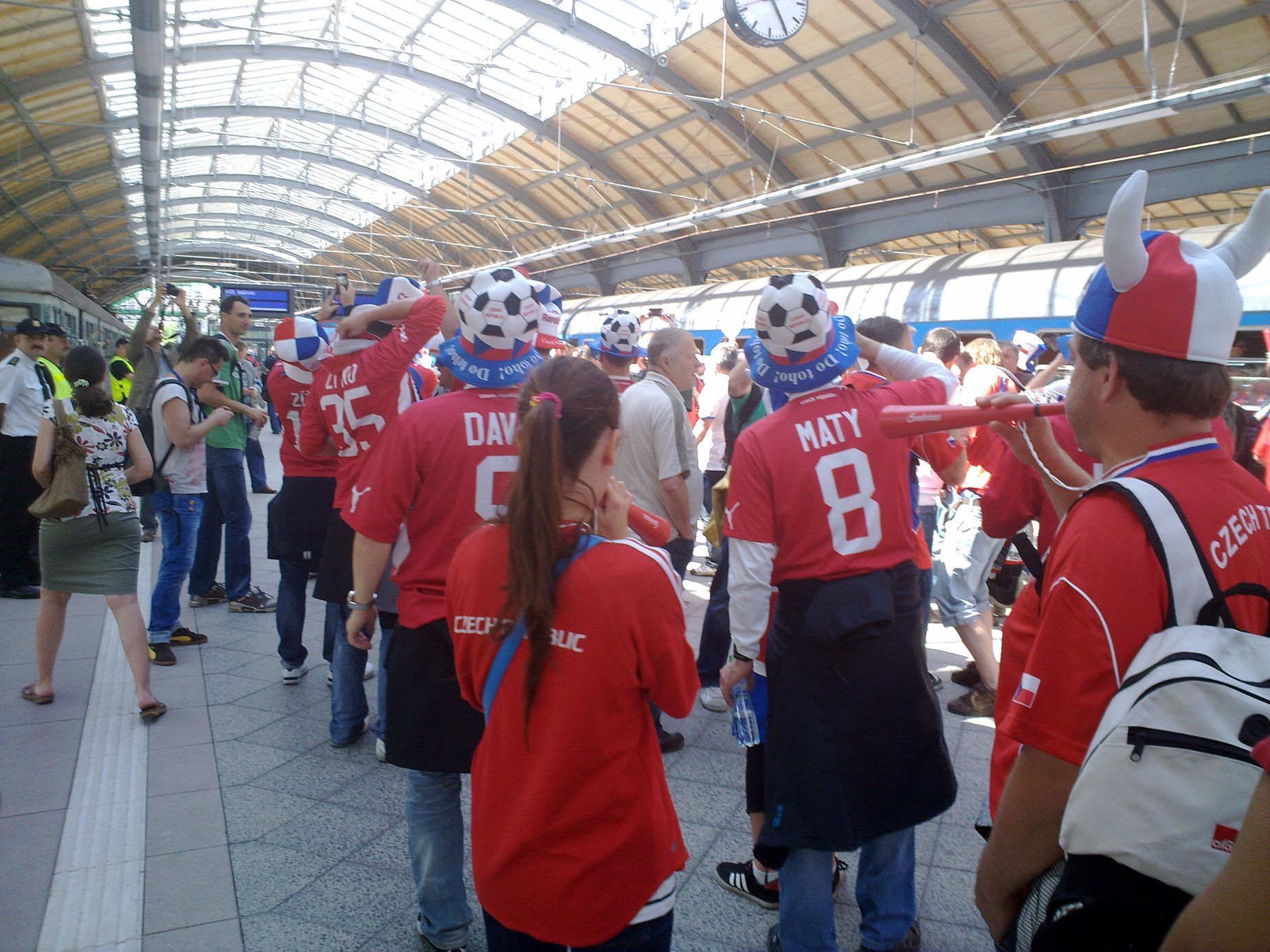 Čeští fanoušci před odjezdem do Vratislavi během prvního dne Eura 2012.