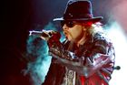 AC/DC přiveze do Prahy zpěvák Guns N’ Roses Axl Rose. Johnsonovi hrozila absolutní ztráta sluchu