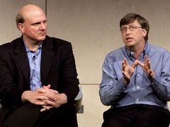 Bill Gates oznamuje novinářům svůj odchod z Microsoftu a předání faktického řízení společnosti do rukou Steva Ballmera.