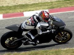 Gary McCoy v sedle nového motocyklu Illmor MotoGP.