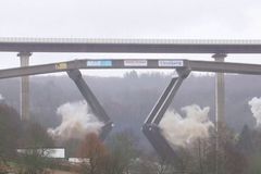 "Mimořádně napínavé." Němci odpálili obří most v bezprostřední blízkosti nového