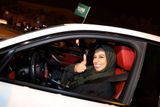 Ženy v Saúdské Arábii zažívají revoluci. Od neděle mohou ve své zemi legálně řídit auto.