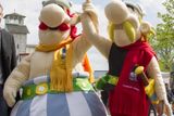 Loni se konal světový šampionát ve Francii a v Německu. Oficiálními maskoty se tak nemohl stát nikdo jiný než Asterix a Obelix ze stejnojmenné pohádky.