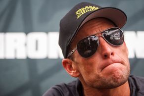 Armstronga může doping stát 100 milionů dolarů. Soudce povolil žalobu americké vlády