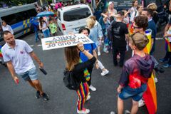 Tím, jak žijeme, nikomu neubližujeme. Lidé prošli Prahou na podporu LGBT+