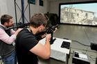 Česká firma vyvinula unikátní střelecký simulátor. Zbraň umí zpětný ráz a nakopne střelce do ramene