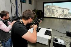 Česká firma vyvinula unikátní střelecký simulátor. Zbraň umí zpětný ráz a nakopne střelce do ramene