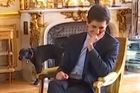 Pes francouzského prezidenta se při schůzce vymočil na krb, video baví internet