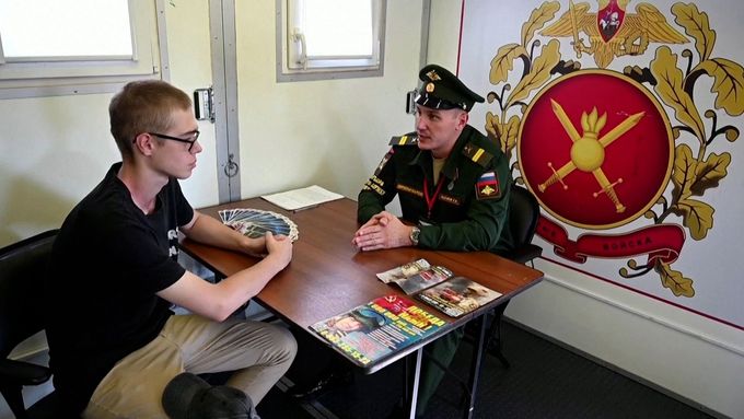 Putin se vyhýbá mobilizaci co to jen jde. Svým vojákům nabízí vysoké platy a další výhody