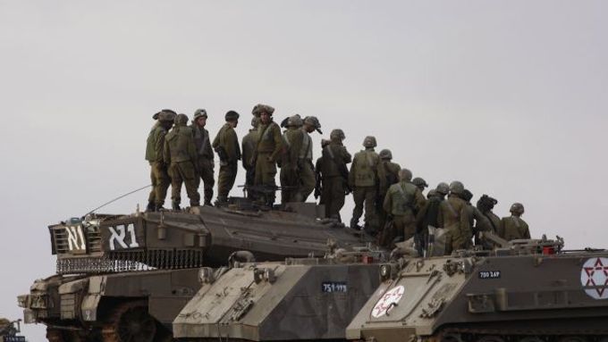 Izraelští vojáci postávají na tancích u hranice s pásmem Gazy.