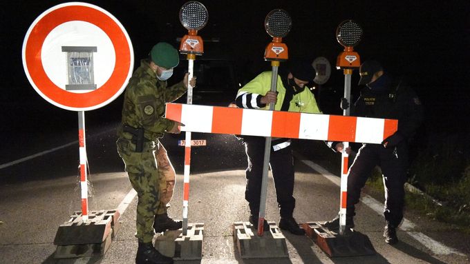 Vojáci a policisté v noci odstranili zábrany na hraničních přechodech s Rakouskem. Na snímku přechod Poštorná/Reintal na jižní Moravě.