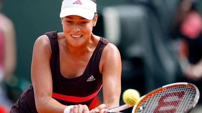 Srbka Ana Ivanovičová při finále Roland Garros s Justine Heninoovu z Belgie.