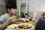 Pojídání jídla před kamerou a jeho sdílení na sociálních sítích se rovněž velmi rozmohlo v Jižní Koreji. Jednou z nejmladších celebrit, která se proslavila díky trendu zvaném Meok Bang, je čtrnáctiletý Kim známý pod přezdívkou Patoo. Ten si díky on-line hodování vydělá v přepočtu i 40 tisíc korun za jedno video.