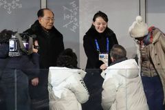 Historický okamžik. Sestra Kima se pozdravila s jihokorejským prezidentem, Pence se schůzce vyhnul