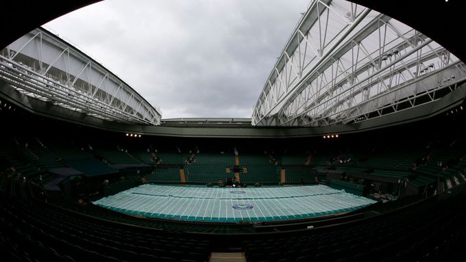 Podívejte se na poslední tréninky tenisových hvězd a přípravy organizátorů na legendární Wimbledon, který startuje v pondělí.
