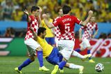Divná penalta přihrála v úvodním zápase Brazilcům výhru nad Chorvatskem. Japonec Nišimura, který zápas řídil, se rázem stal v balkánské zemi nepřítelem číslo jedna. Podívejte se.