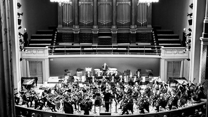Snímek z nedávného koncertu České filharmonie pod taktovkou Davida Robertsona.