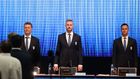 Valná hromada FAČR začala státní hymnou. Zleva Roman Berbr, ředitel legislativně-právního oddělení asociace, Jan Pauly mladší a generální sekretář Rudolf Řepka.