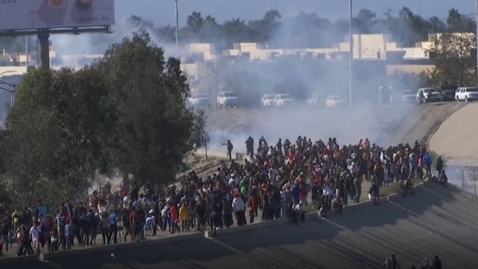 Americká pohraniční stráž střílela po migrantech v Tijuaně slzným plynem