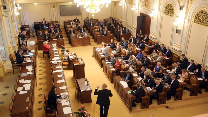 První místopředseda ANO Jaroslav Faltýnek vysvětluje ve sněmovně kauzu, která jej může stát politickou kariéru