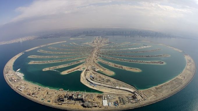 Umělé Palmové ostrovy patří mezi divy Dubaje. Dokončen je jeden ze tří.