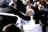 Zraněný papež po útoku tureckého atentátníka Aliho Agci, který ho 13. května 1981 postřelil na Svatopetrském náměstí ve Vatikánu.