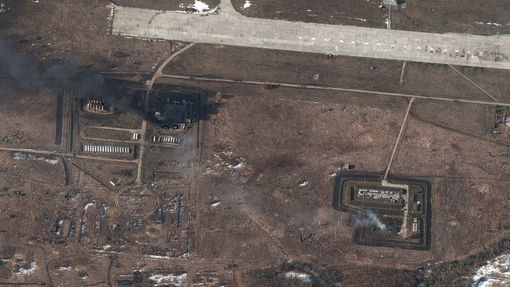 Satelitní snímky uzkazují zničené zásobníky paliv a další infrastruktu na letišti Čuhujiv v charkovské oblasti.