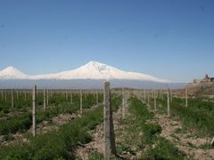 Majestátná hora Ararat, na které podle legendy přistála Noemova archa, je symbolem Arménie. Hora však leží už několik desetiletí v Turecku