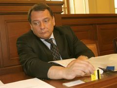 Jiří Paroubek dnes ještě usedl v lavici určené pro členy vlády.