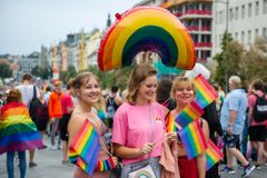 Prague Pride chtěli narušit extremisté. Na Letnou přišly desítky tisíc lidí