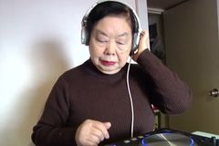Z japonské důchodkyně se stala úspěšná dýdžejka. V 82 letech mixuje techno a jazz