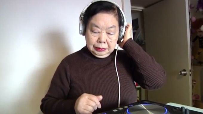 Babička s přísným výrazem pouští hudbu na diskotékách. Japonské dýdžejce je 82 let