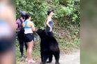 Turistku na výletě přepadl medvěd. Zůstala ledově klidná a pořídila si s ním selfie