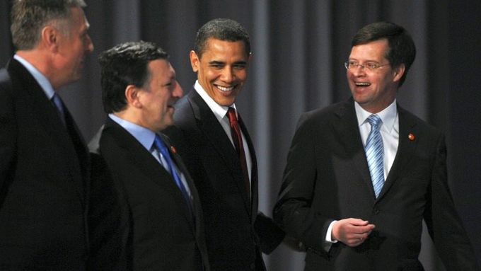 První fotka s Mirkem Topolánkem, současným lídrem EU. Vedle českého premiéra stojí šéf EK José Manuel Barroso (druhý zleva), následuje Obama a nizozemský premiér Jan Peter Balkenende.