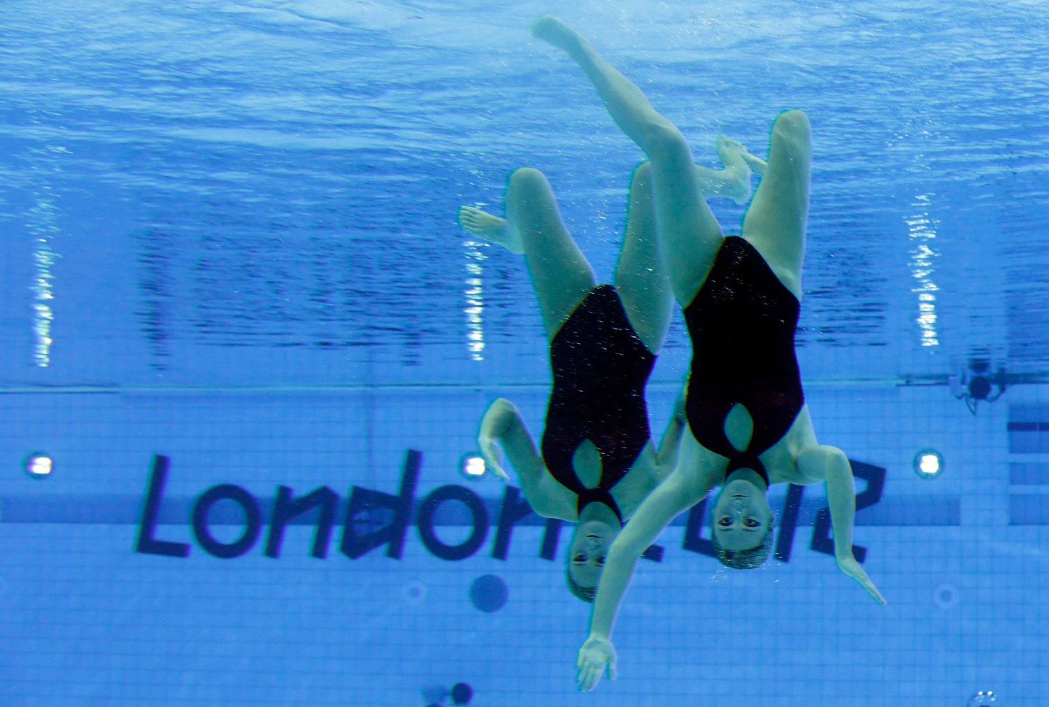 Argentinské synchronizované plavkyně Etel a Sofia Sanchezovi v kvalifikaci na OH 2012 v Londýně.