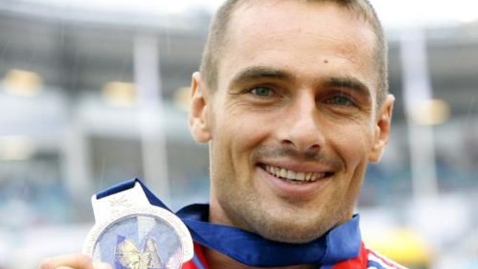 Český desetibojař Roman Šebrle pózuje se zlatou medailí z ME v Göteborgu.
